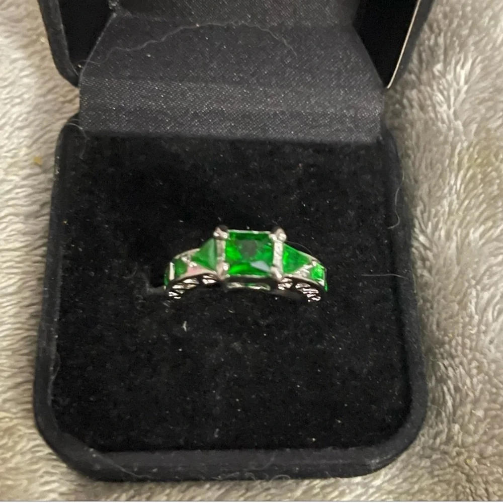 New Woman’s Stamped S925 Sterling Silver Floral Celtic 10CT Emerald Ring